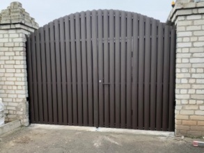 Ворота распашные из евроштакетника - пример 2 фото в Нижнем Новгороде